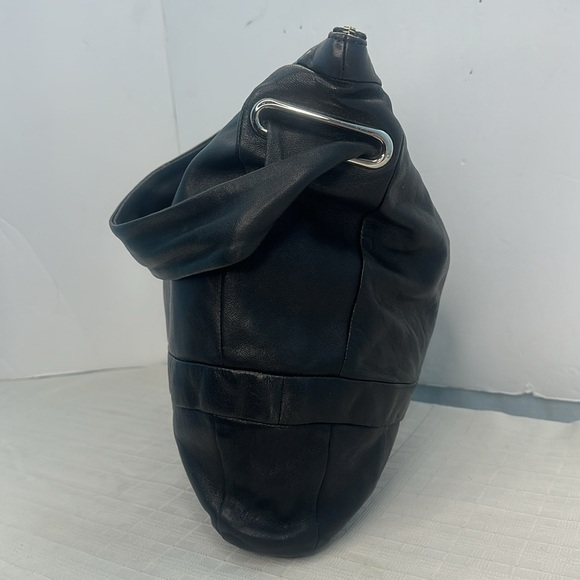 Sleek Black Hobo Bag with Timeless Design - Picture 2 of 11